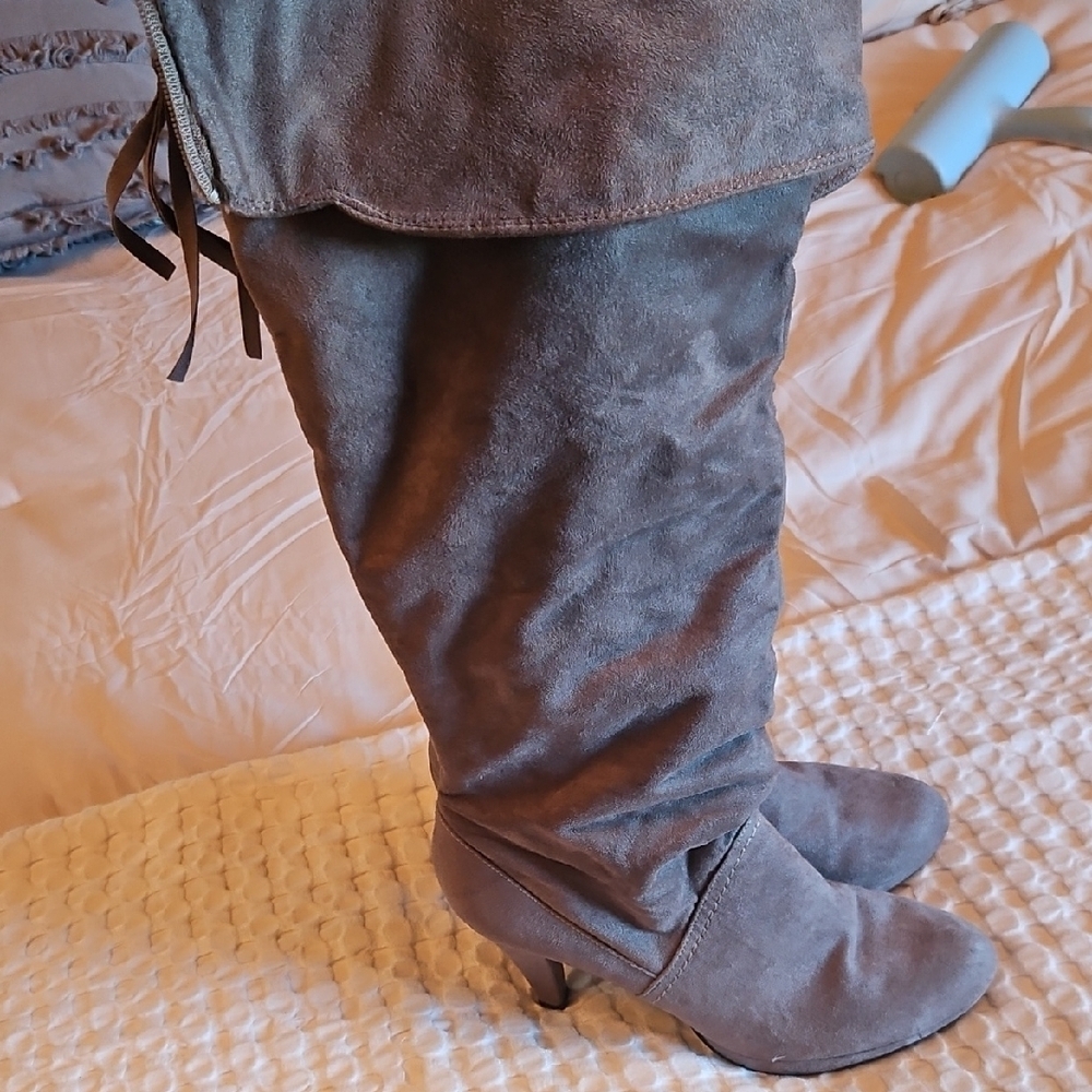 Elegant Gray Suede Women's Boots Size 11